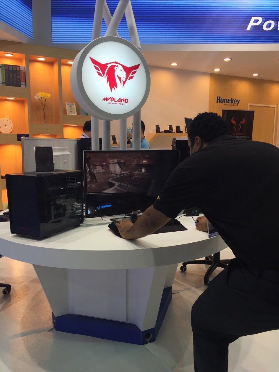 Huntkey Computex 2016_1.jpg